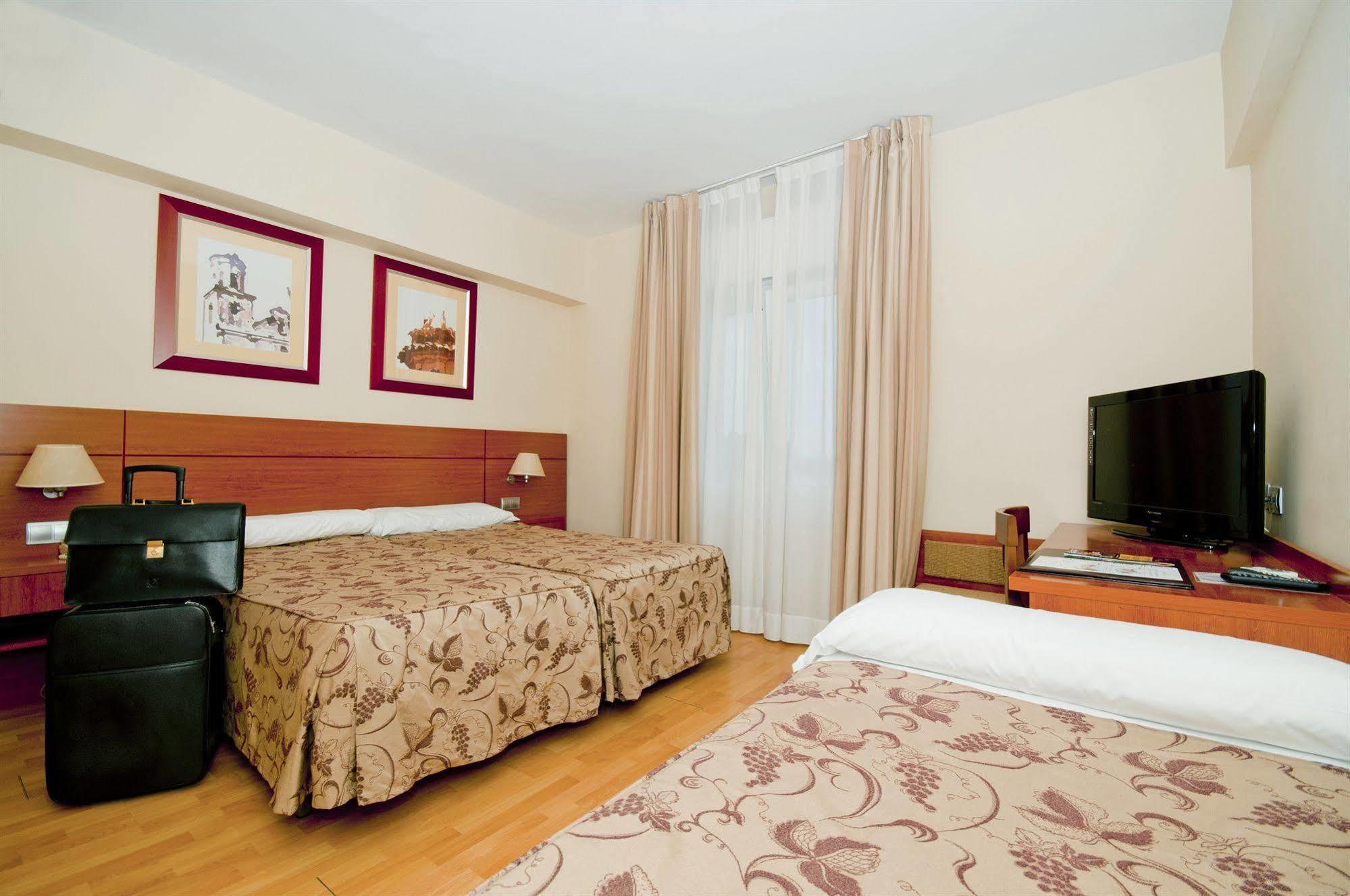 Hotel Palacios Альфаро Номер фото
